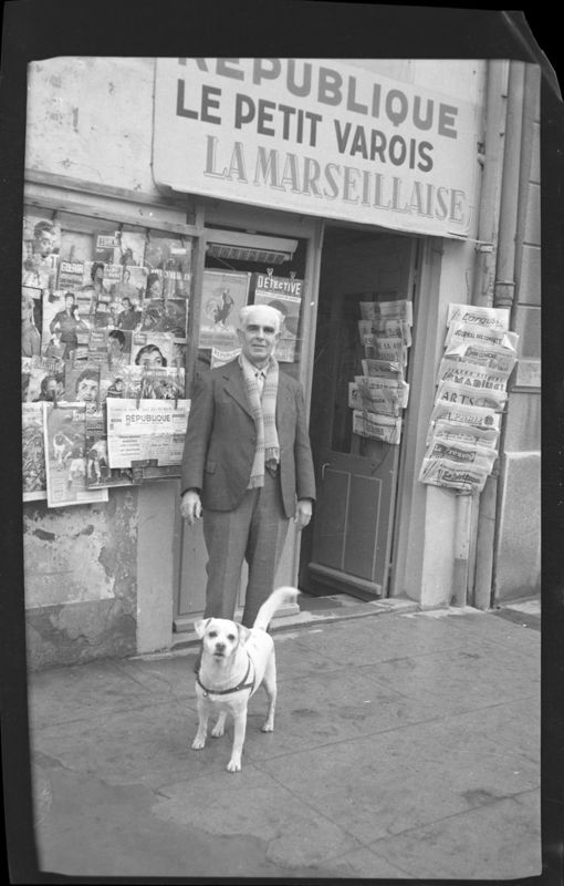 Émile Gauthier devant sa boutique du port dans les années 50 (40S173)